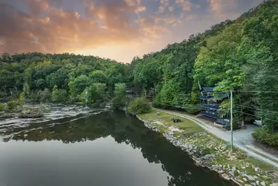 Image de Riverfront - Hot Tub - kayaks - fire pits - 4 king beds - awesome views-wildlife