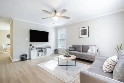 Image de Modern Stunning Southpark/ Cotswold Townhome