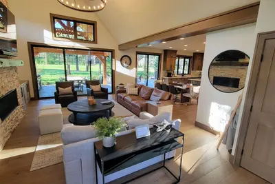 Image de Miner’s Retreat - Hot Tub, Bunkroom, Game Room, Ev Charger, Firepit, Golf Course