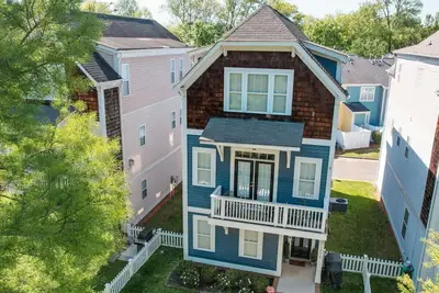 Image de 3-Story (3br) Gem—Walk to BofA Stadium & South End!