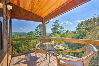 Image de Mount Chalet in Gated Community with Forest and Long Range Views