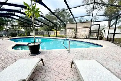 Image de 3915 W Wisconsin Ave · Modern Pool Home W/ Hot Tub And Pool Table!