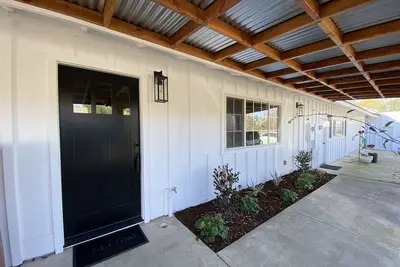 Image de Stylish New Edison Carriage House
