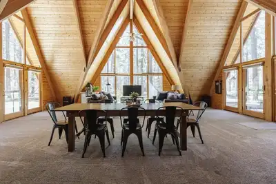Image de One of a Kind A-Frame with Cathedral Ceilings in Prestigious Gated Country Club