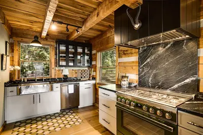 Image de Gray Pine Cabin: A sophisticated rustic retreat overlooking Center Hill Lake