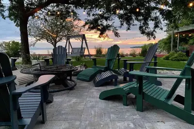 Image de Start of the Epic Wine Trail, Harrow on Beautiful Lake Erie