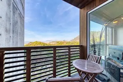 Image de Prime Beach Front Ocean Views - 30 Second Walk to Beach!