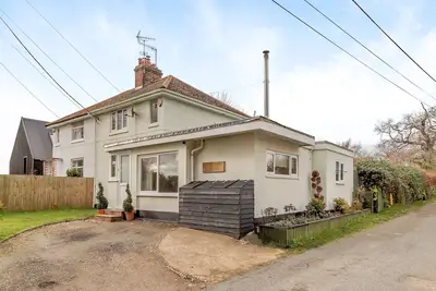 Image de A luxury three bedroom, two bathroom property complete with wood burner and large enclosed garden.