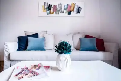 Image de Spacious Downtown Flat (Nari's)