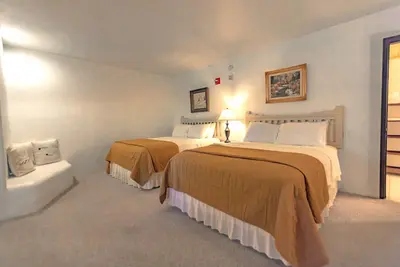 Image de 2 Queen beds w/ gas fireplace - 17