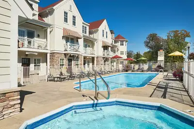 Image de \"The Savannah\" Luxury Townhome, Pool, Hot Tub, Golf Membership, Near Lake and Beaches