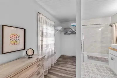 Image de Cheerful 3 bedroom home with a pool.