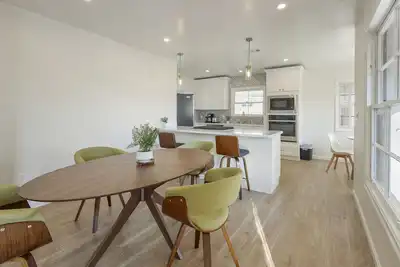 Image de 5 min walk from Uop & Miracle Mile- Updated home with master suite!