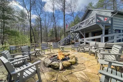 Image de Camp Fire Cabin - fire Pit, fireplace, hottub