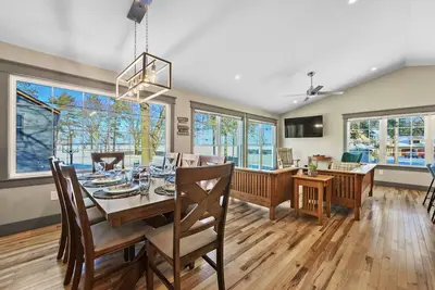 Image de Beautiful lake views. Steps from small neighborhood beach.