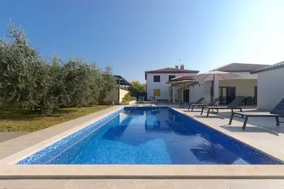 Image de Belle villa moderne de 4 chambres avec piscine pouvant accueillir jusqu'Ă 9 personnes
