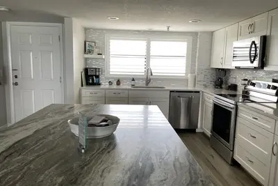 Image de Ocean front condo, impeccable modern style and Rh furnishings
