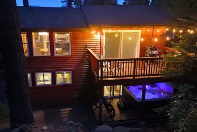 Image de Hot Tub, Deck Bbq, & Kids' Bunk Room – Perfect Family Getaway Tahoe Cabin