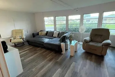 Image de Spacious modern home in convenient location in great neighborhood.