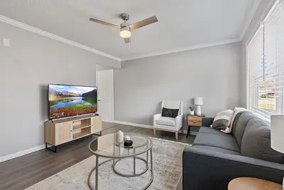 Image de Clean & Comfortable Updated Home
