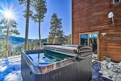 Image de Expansive Evergreen Home w\/ Hot Tub & Deck!
