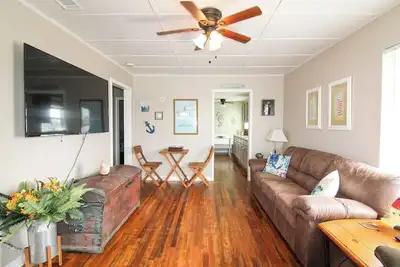 Image de Pat's Landing Bungalow · Pat's Landing - Bungalow On The Canal