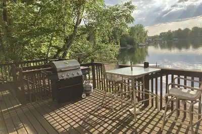 Image de Waters Edge - Year Round 4 Bedroom Lakehome with Pontoon and Sandy Beach.