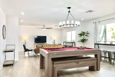 Image de Newly Remodeled Luxury Home, Heated Pool, All Amenities, Fun Entertainment
