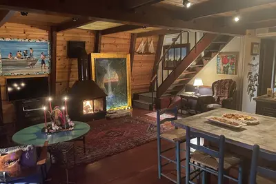Image de This mountain cabin is perfect for appreciating music and nature.