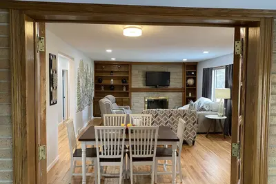 Image de Newly Remodeled Brick Home with wall Sculptures by the Airport