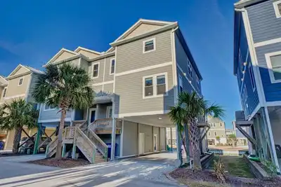 Image de High-end duplex with many amenities, just a short walk to the beach or sound.