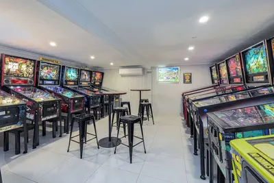 Image de Pinball + Gaming Paradise in Townsville! 5 Minutes from the Airport & Strand