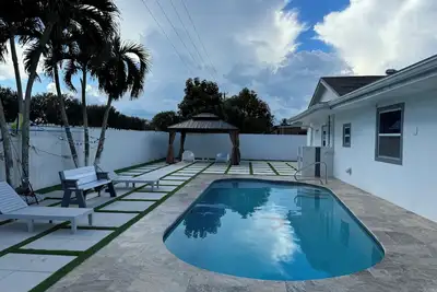 Image de Remodeled cozy family house with heated pool, 10 min from the airport!