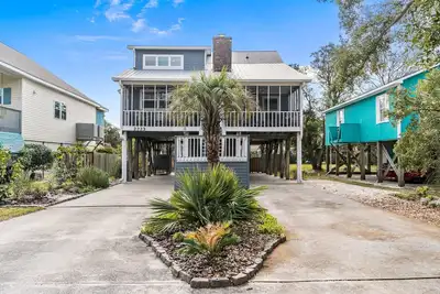 Image de Backyard Oasis with Saltwater Pool & Steps to the Beach: TipSea Pelican