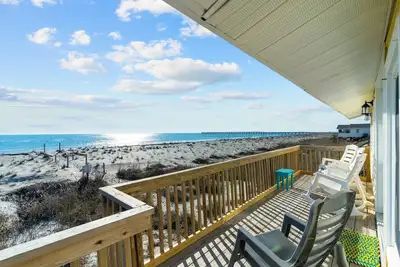 Image de Pet Friendly Oceanfront Cottage Steps to Pier & Restaurants