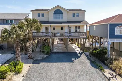 Image de Hobbs Realty - Oceanfront Home w/Expansive Decks and Second Living Area w/Futon