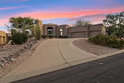 Image de Hillside Tranquility - Desert Views, Heated Pool, Outdoor Kitchen & Light-Filled Luxury