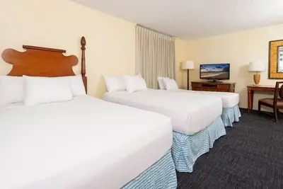 Image de Exciting Escapade! 2 Convenient Units, Walk to Waikiki Beach, Outdoor Pool!