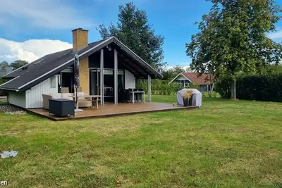 Image de Strandnahes Ferienhaus mit GemĂĽtlicher Einrichtung