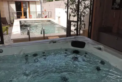 Image de Piscine et Jacuzzi Gîte \" Les chênes blancs \" en Provence