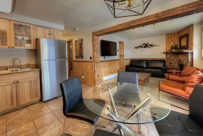 Image de Updated 2 Bedroom, Pool, Hot tub, Game Room!
