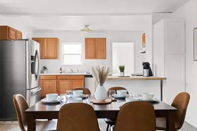 Image de 5th St Modern in prime Nampa location