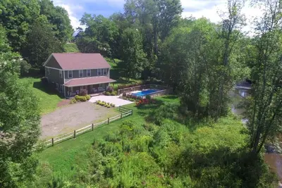 Image de Creekside Cottage - Sleeps 10 - Heated Pool!