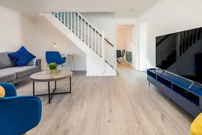 Image de Pass the Keys | Stylish 4 Bedroom Home with Parking in Borehamwood