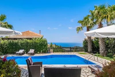 Image de Villa \"Evelyn\" avec vue sur la mer, piscine privée et Wi-Fi.