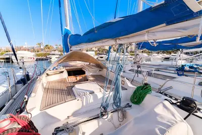 Image de Voilier de 12 m à Quai Port Canto avec Wi-Fi et climatisation