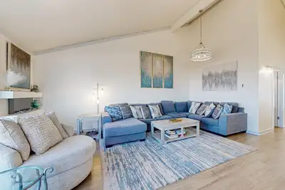 Image de Stunning ocean-view home with W\/D, sauna, tennis court, & patio - beach access