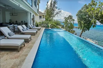 Image de Petite Paradise - 4 Bedroom Beachfront Oasis