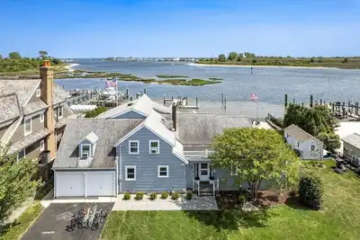 Image de Riverfront Shore House w\/ Ocean View, Private Beach, 6 Bedrooms and Lots of Toys