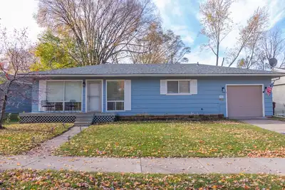 Image de Updated 5 bedroom ranch w/fenced in yard and 100\"+ projector near downtown!